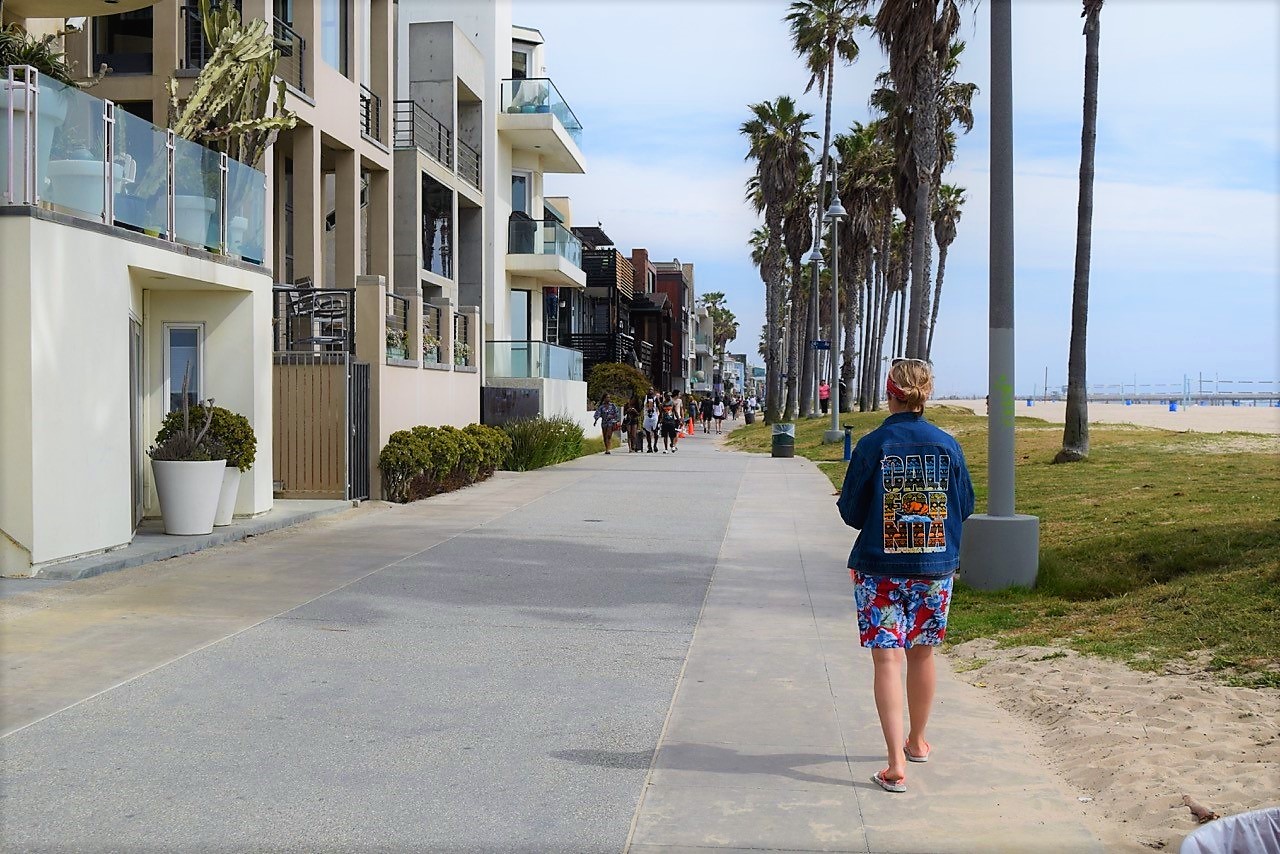 A picture of the Ocean front walk, Venice beach, LA, California