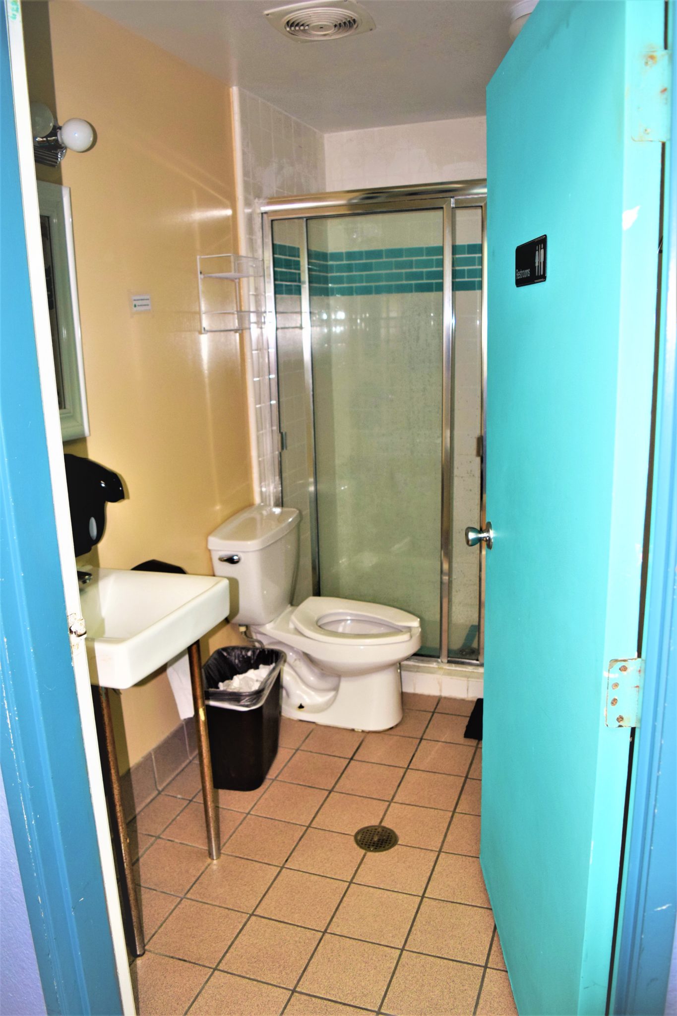 Restroom, Samesun Venice Beach Hostel, Los Angeles, California