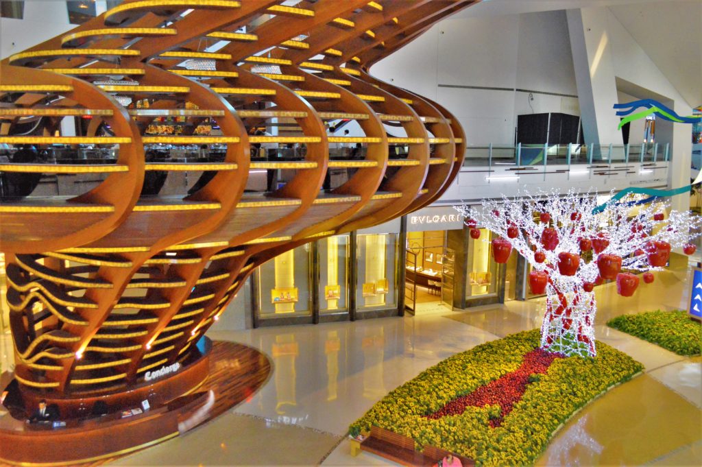 Cosmopolitan hotel crystl apple tree, shopping mall, las vegas