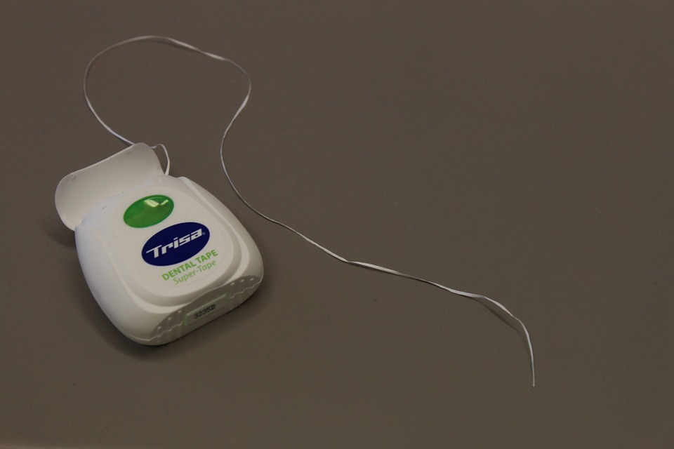 dental-floss-ways-to-reduce-plastic-waste