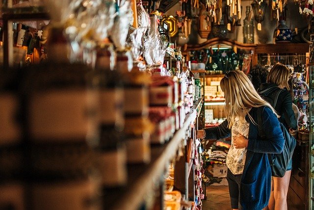 best tips for buying souvenirs abroad