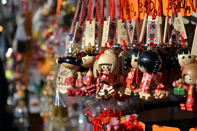 buying souvenirs tips while abroad